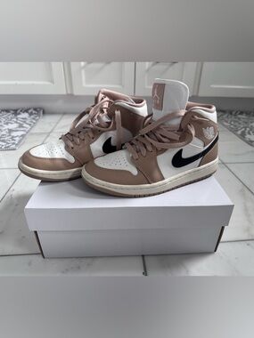 Women’s Air Jorndan 1 Mid